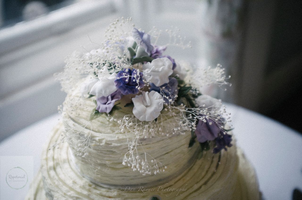 Reportage detail shot of wedding cake