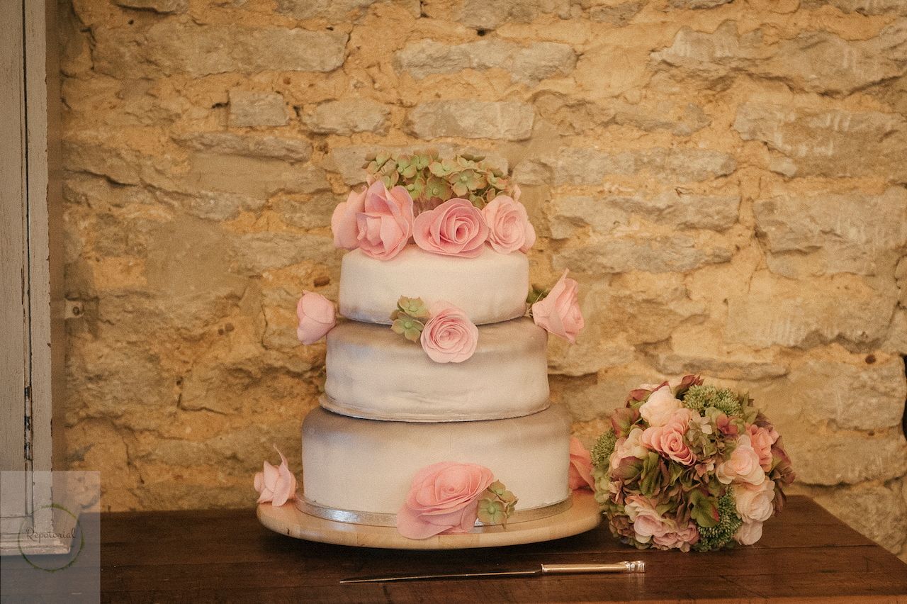 Reportage detail shot of wedding cake