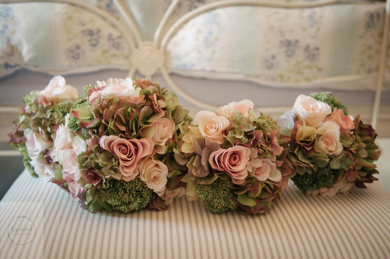 Reportage detail shot of wedding bouquets