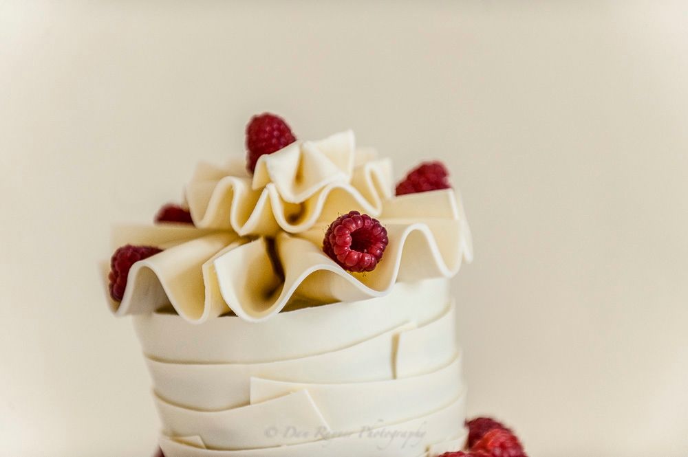 Reportage detail shot of wedding cake