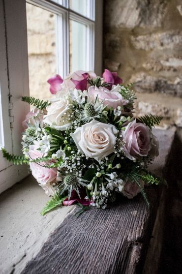 Reportage detail shot of wedding bouquet