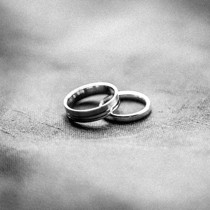Reportage detail shot of wedding rings