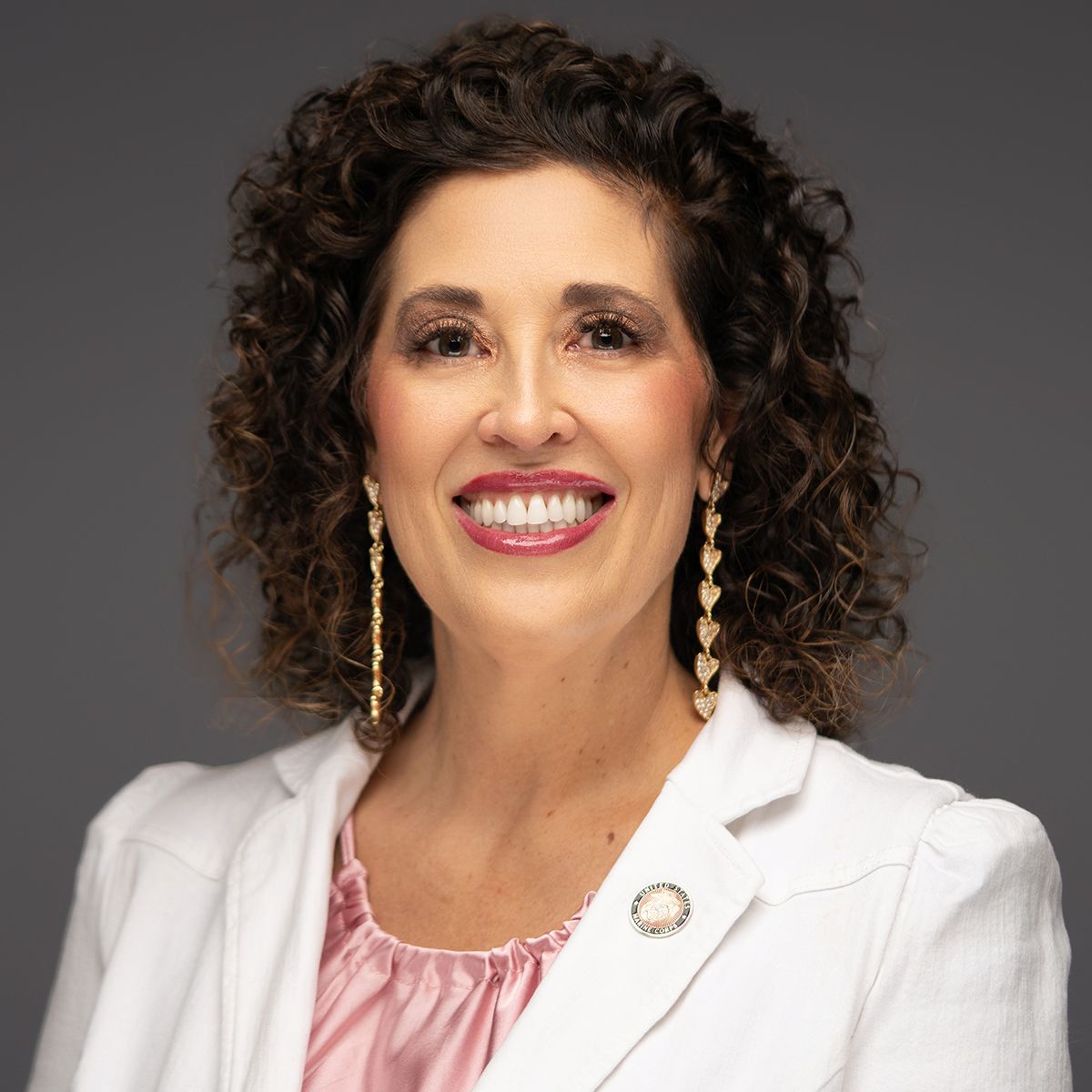 Orlando headshot photographer Ray Alvarez — female entrepreneur headshot in white blazer with warm confident expression