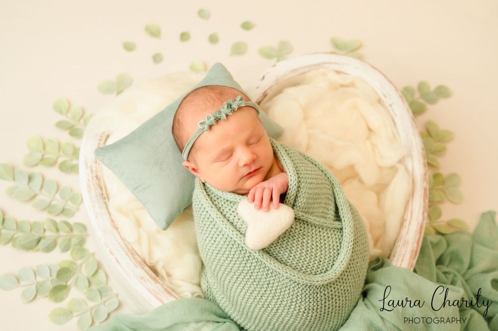 Sheffield studio Photographer. Studio shoot. Newborn shoot
newborn only. green backdrop