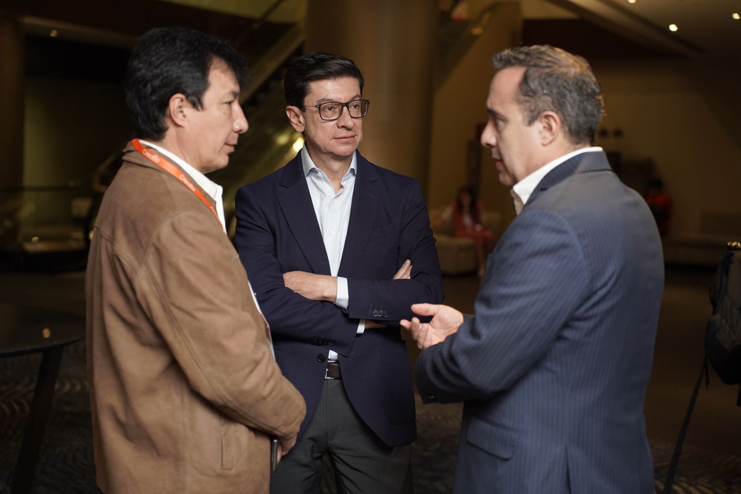 Asistentes conversando durante networking empresarial en Live Aqua Bosques de las Lomas