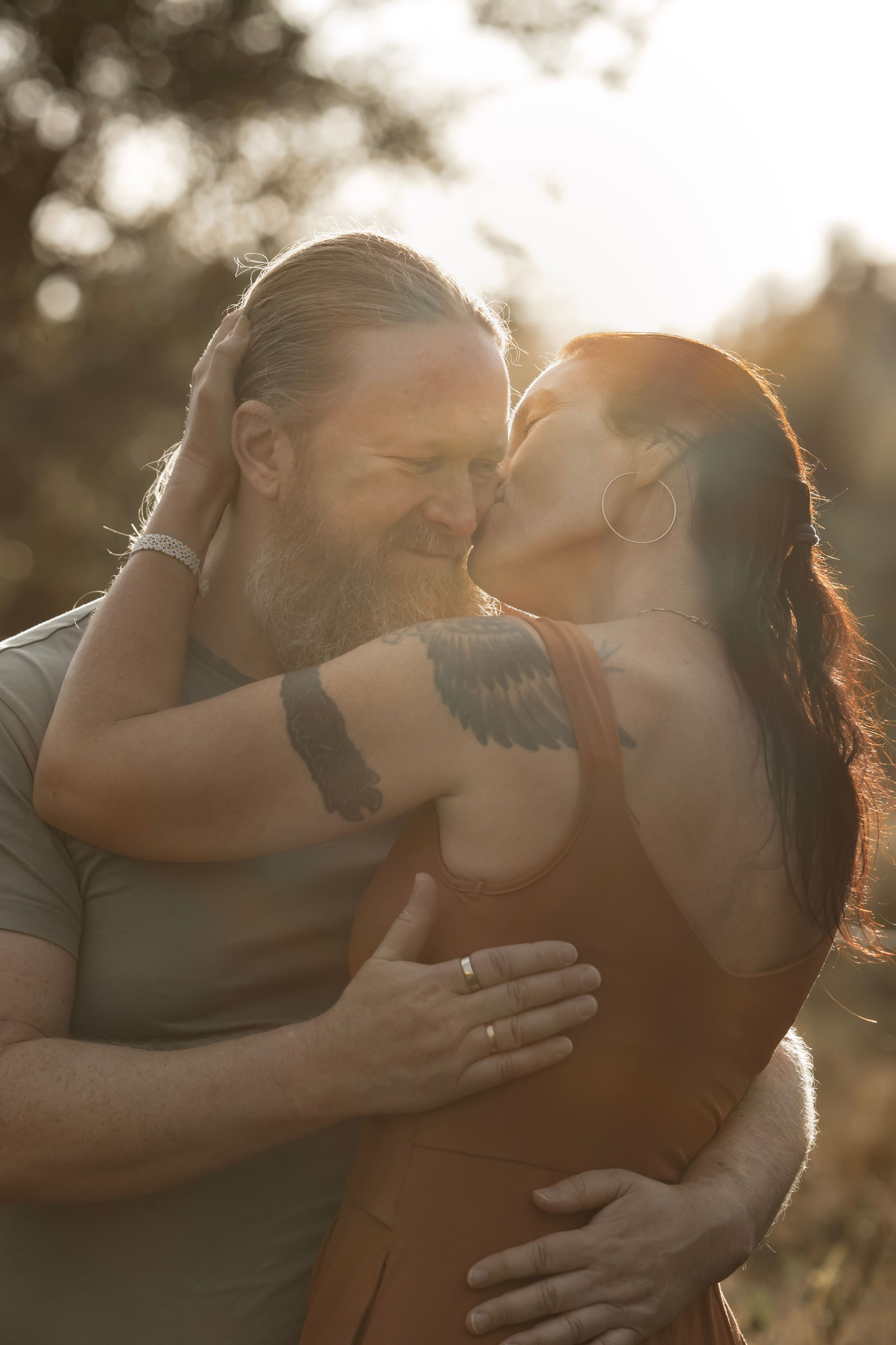 Par i varmt kveldslys utendørs. Parfotografering.