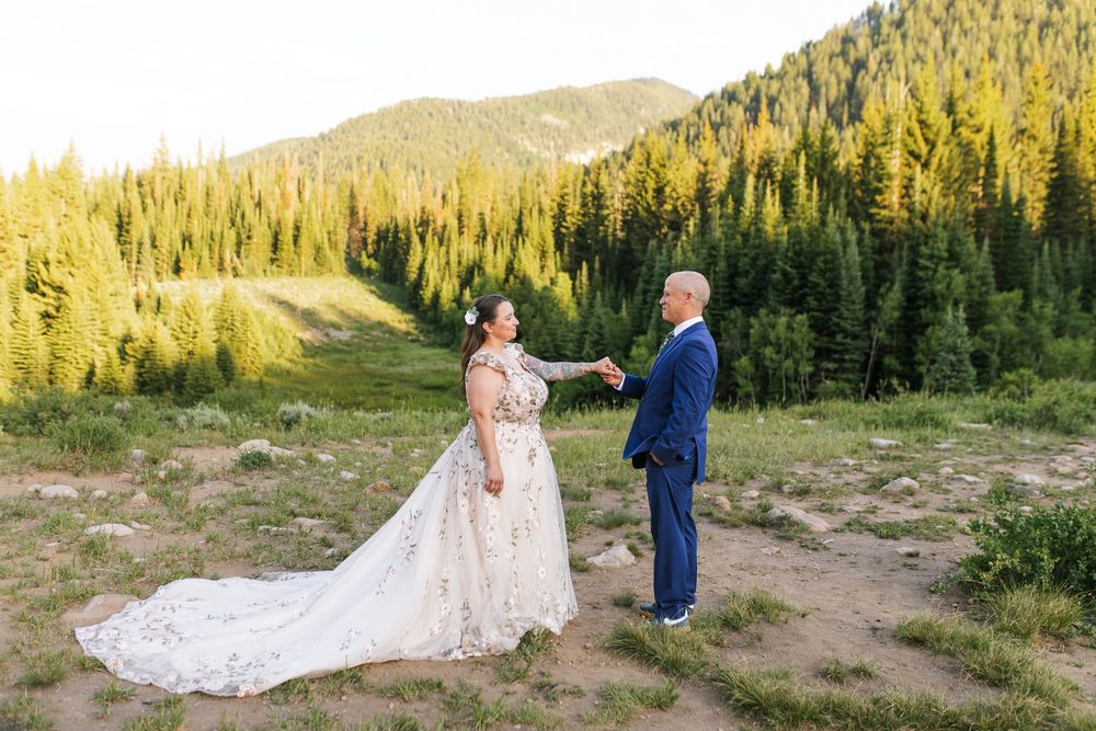 Utah Wedding photographer capturing beautiful mountain bridal pictures in Big Cottonwood Canyon