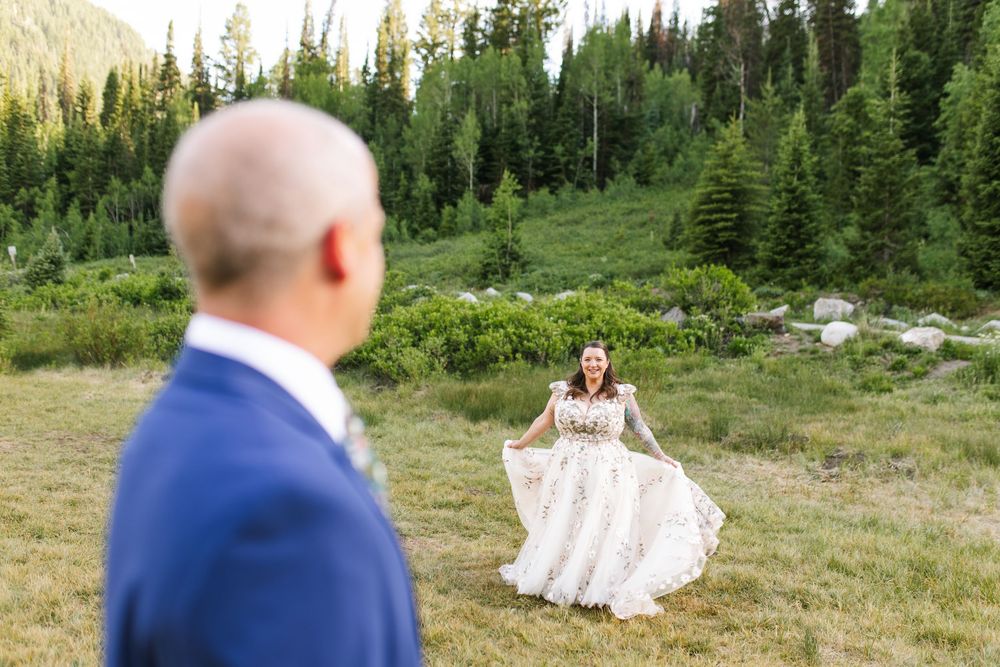 Utah Wedding photographer capturing beautiful mountain bridal pictures in Big Cottonwood Canyon