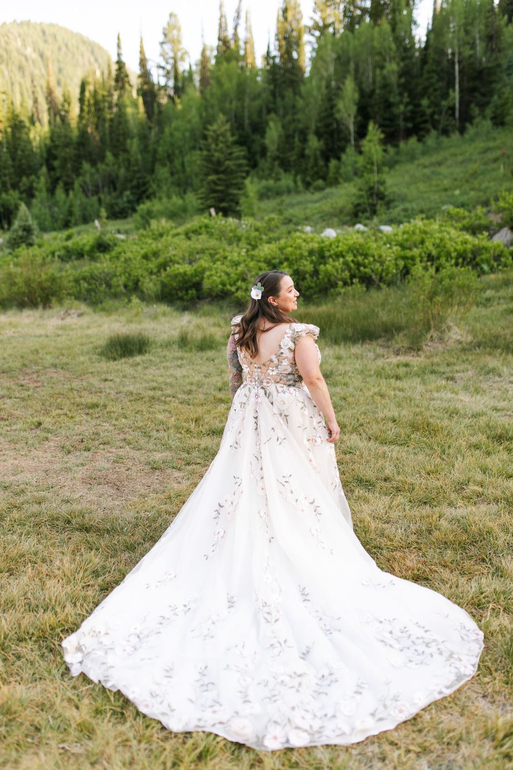 Utah Wedding photographer capturing beautiful mountain bridal pictures in Big Cottonwood Canyon