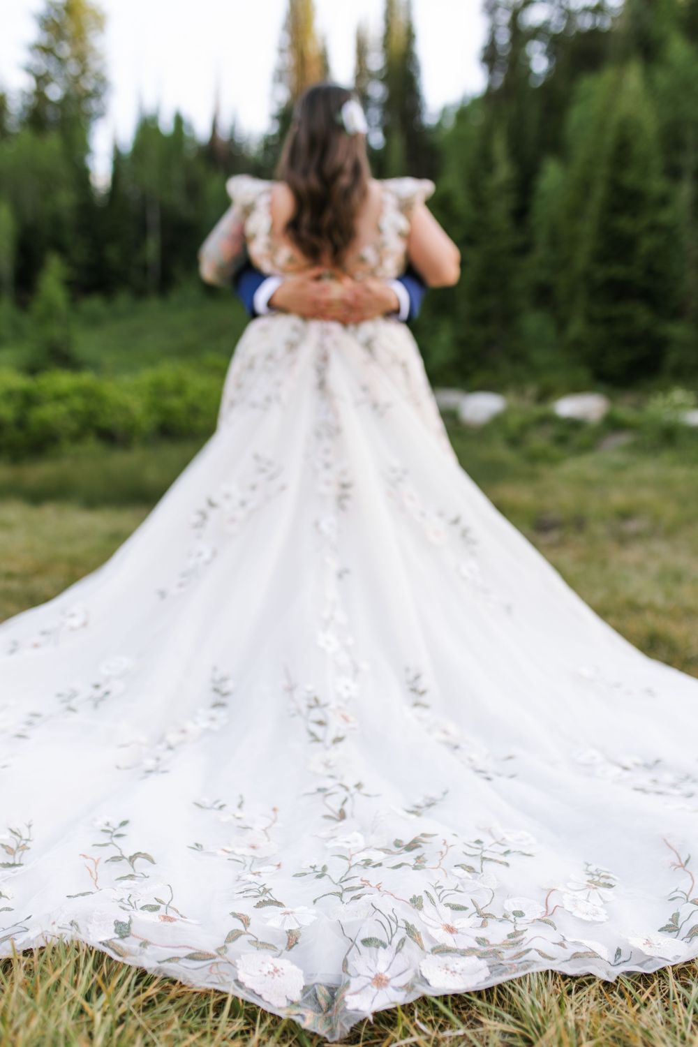 Utah Wedding photographer capturing beautiful mountain bridal pictures in Big Cottonwood Canyon