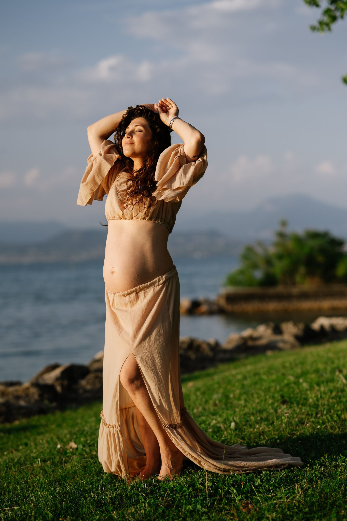 foto gravidanza al tramonto sul Lago di Garda