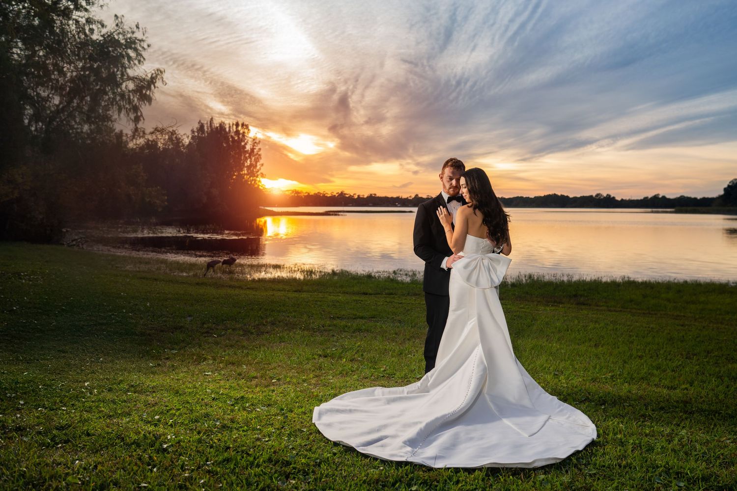 pareja de novios retrato atardecer Lake Mary Events Center Orlando Weddings by Ray