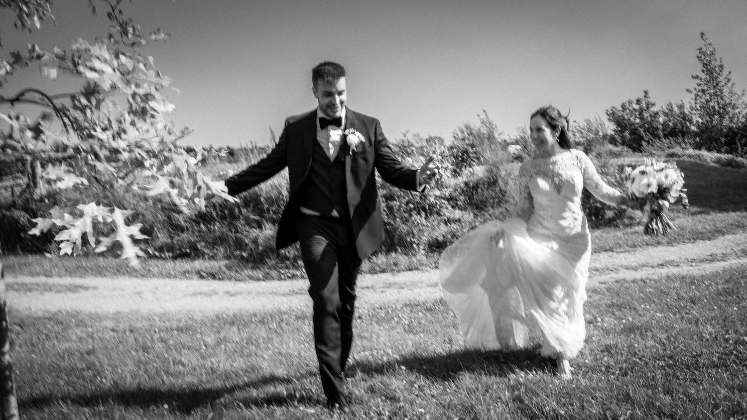 Elopement de luxe en montagne photographié en lumière naturelle