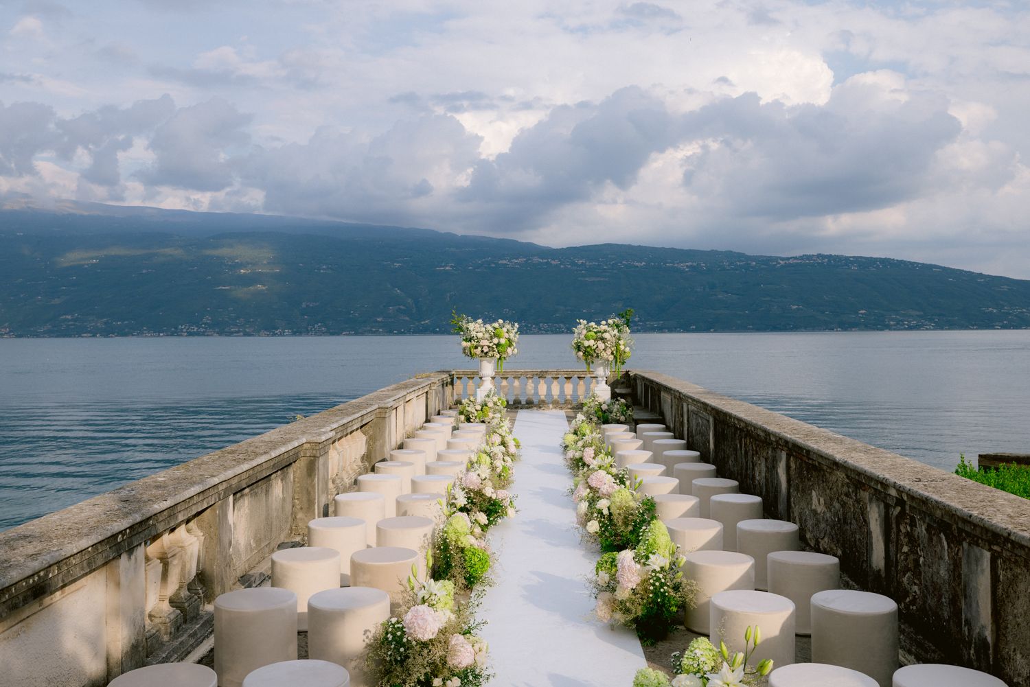Elegant floral design with white, pale pink and green flowers on the terrace of Villa Bettoni, Lake Garda, Italia. Design: Solidea Events