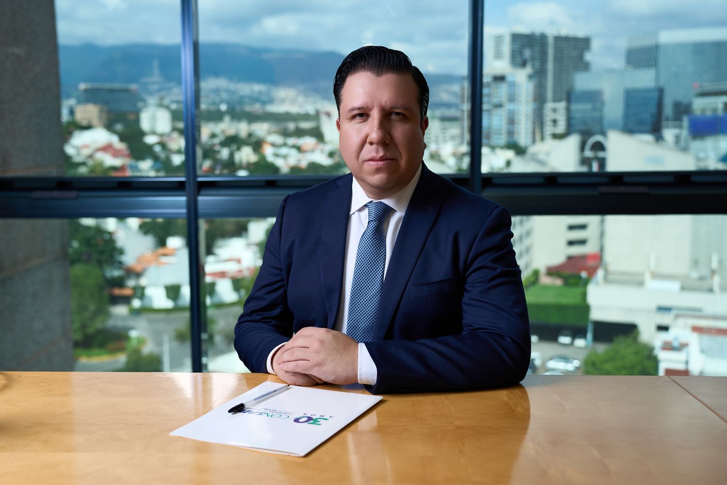 Fotografía institucional de directivo en espacio de trabajo de CONSAR