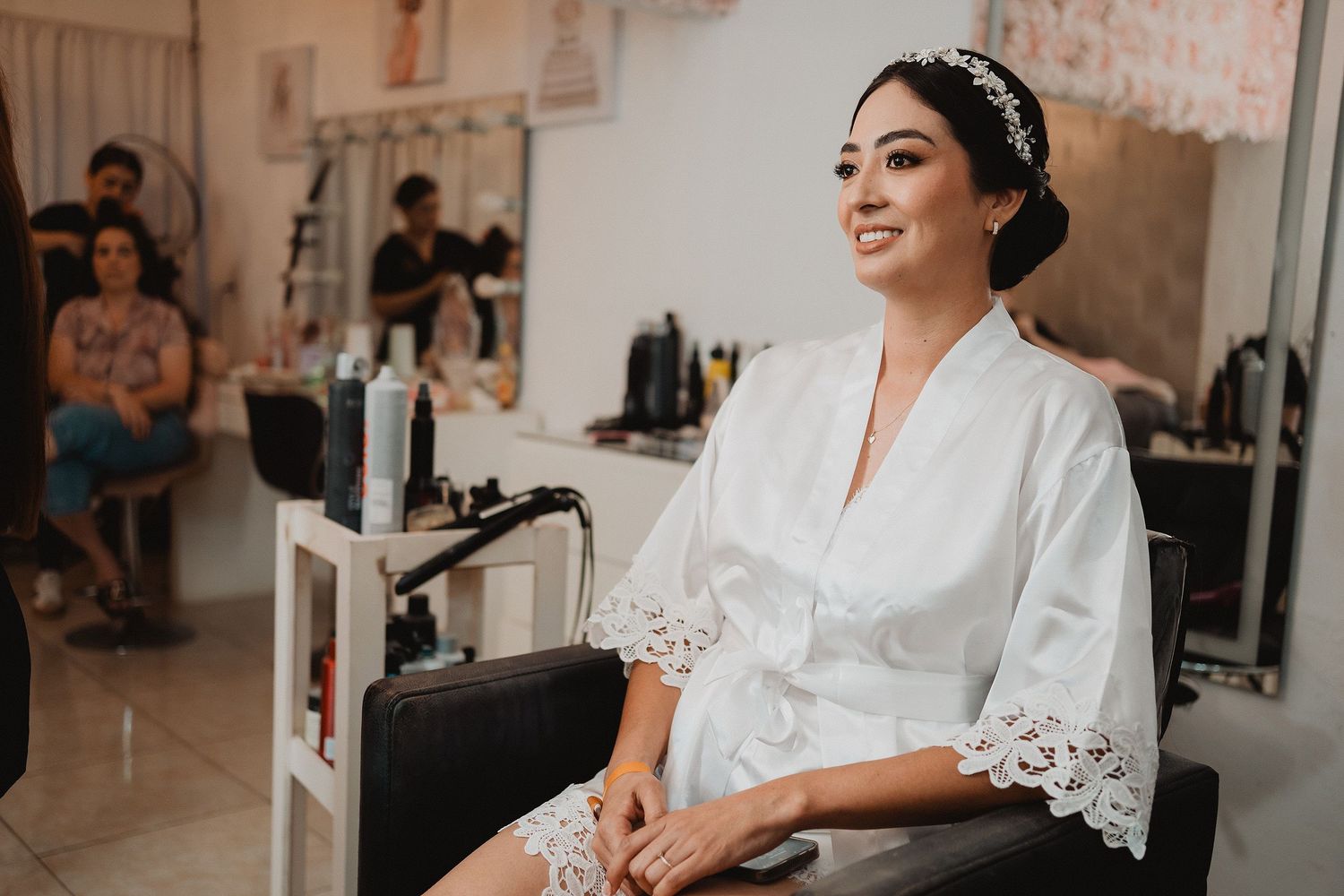 Novia durante su maquillaje antes de la boda.