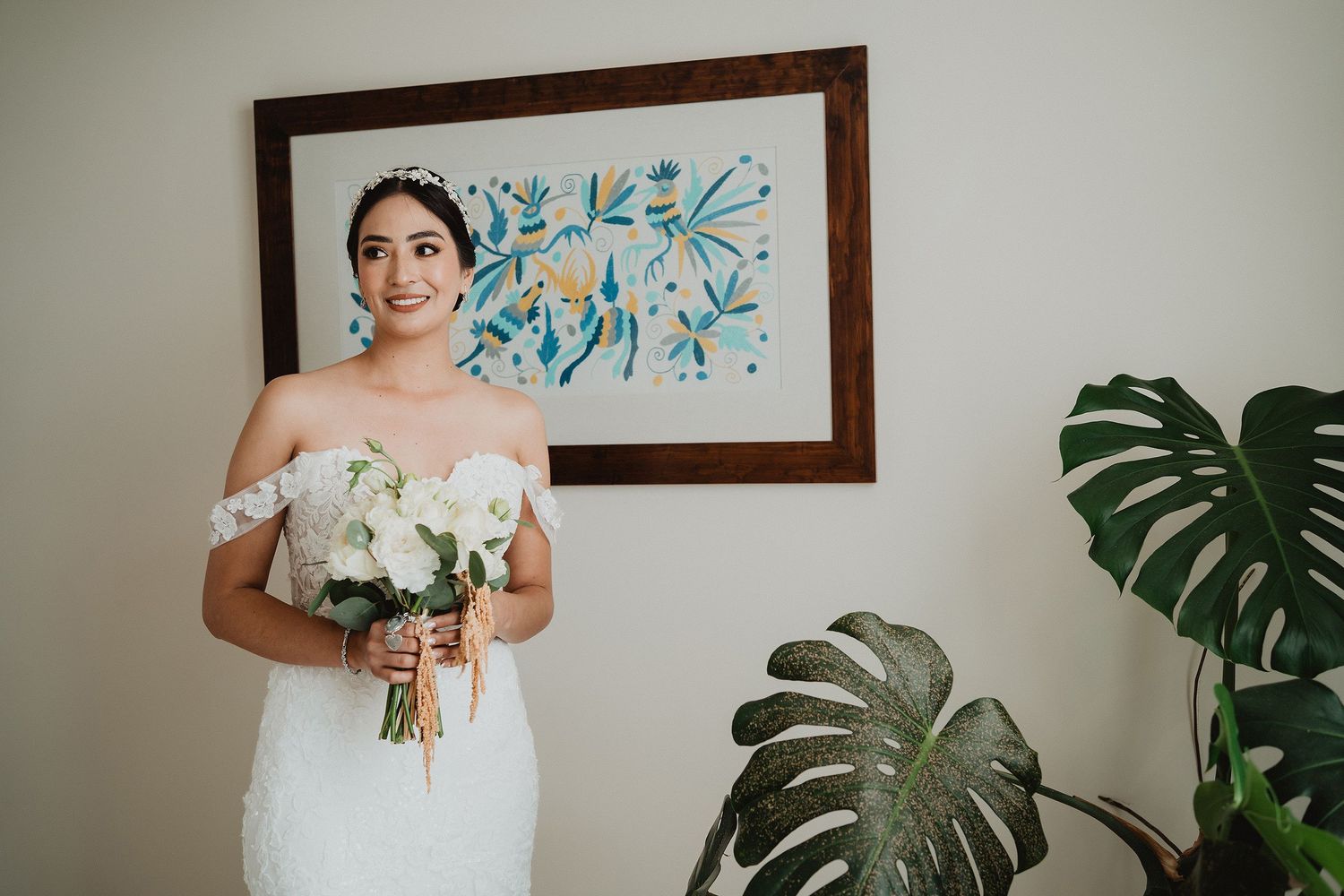 Retrato de la novia con su vestido y ramo antes de la ceremonia.