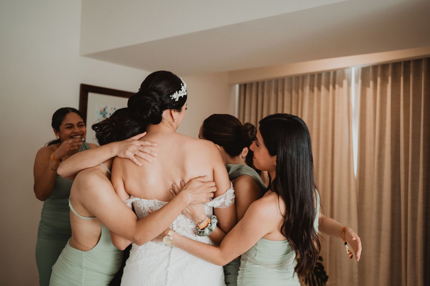 Novia abrazando a sus amigas antes de la ceremonia.
