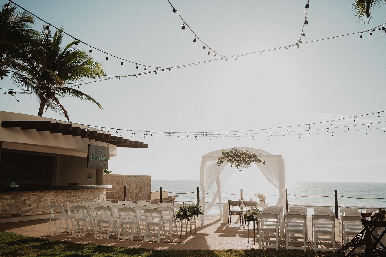 Jardín de Park Royal Mazatlán preparado para una boda frente al mar.