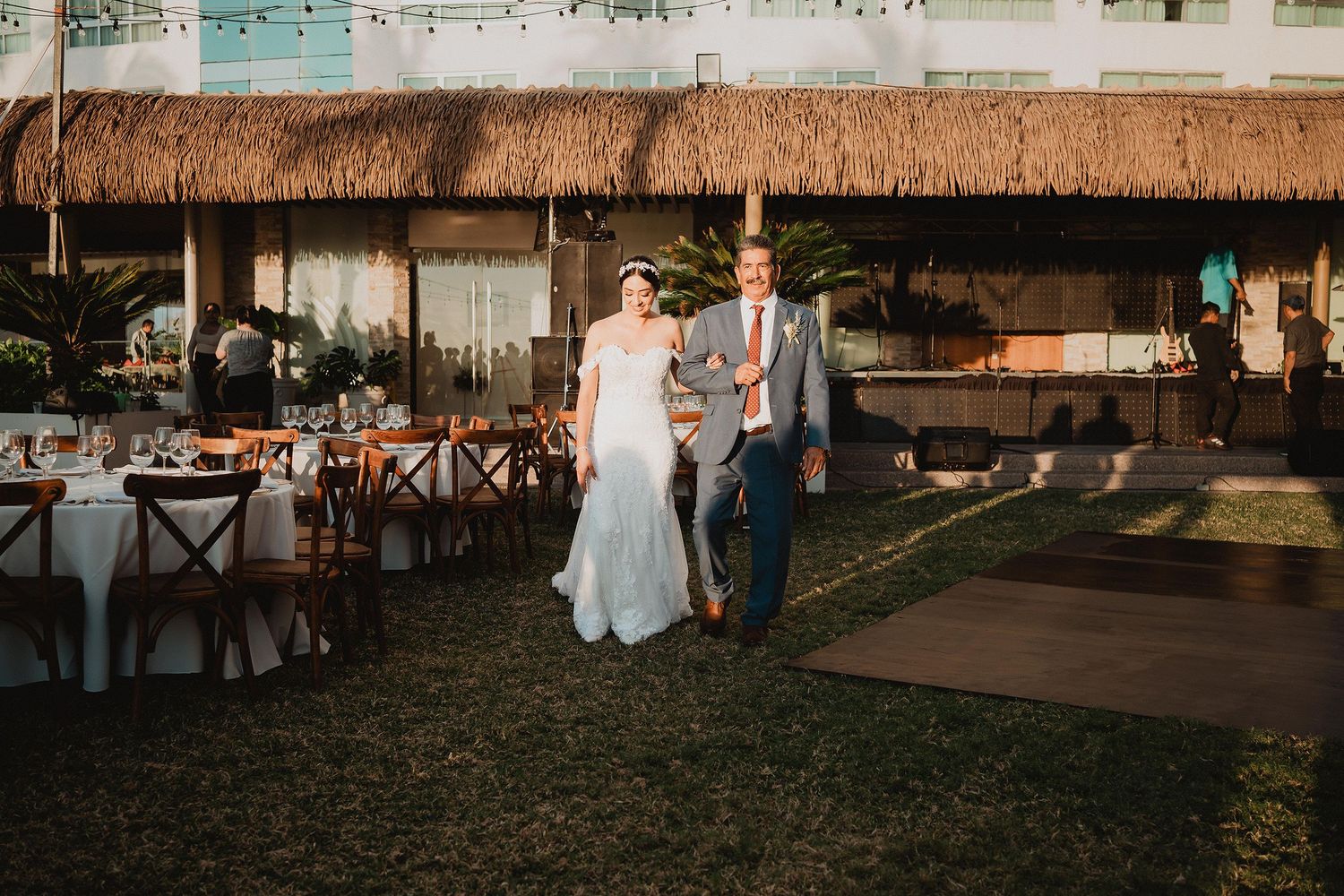 Novia entrando con su papá a la ceremonia en Park Royal Mazatlán.