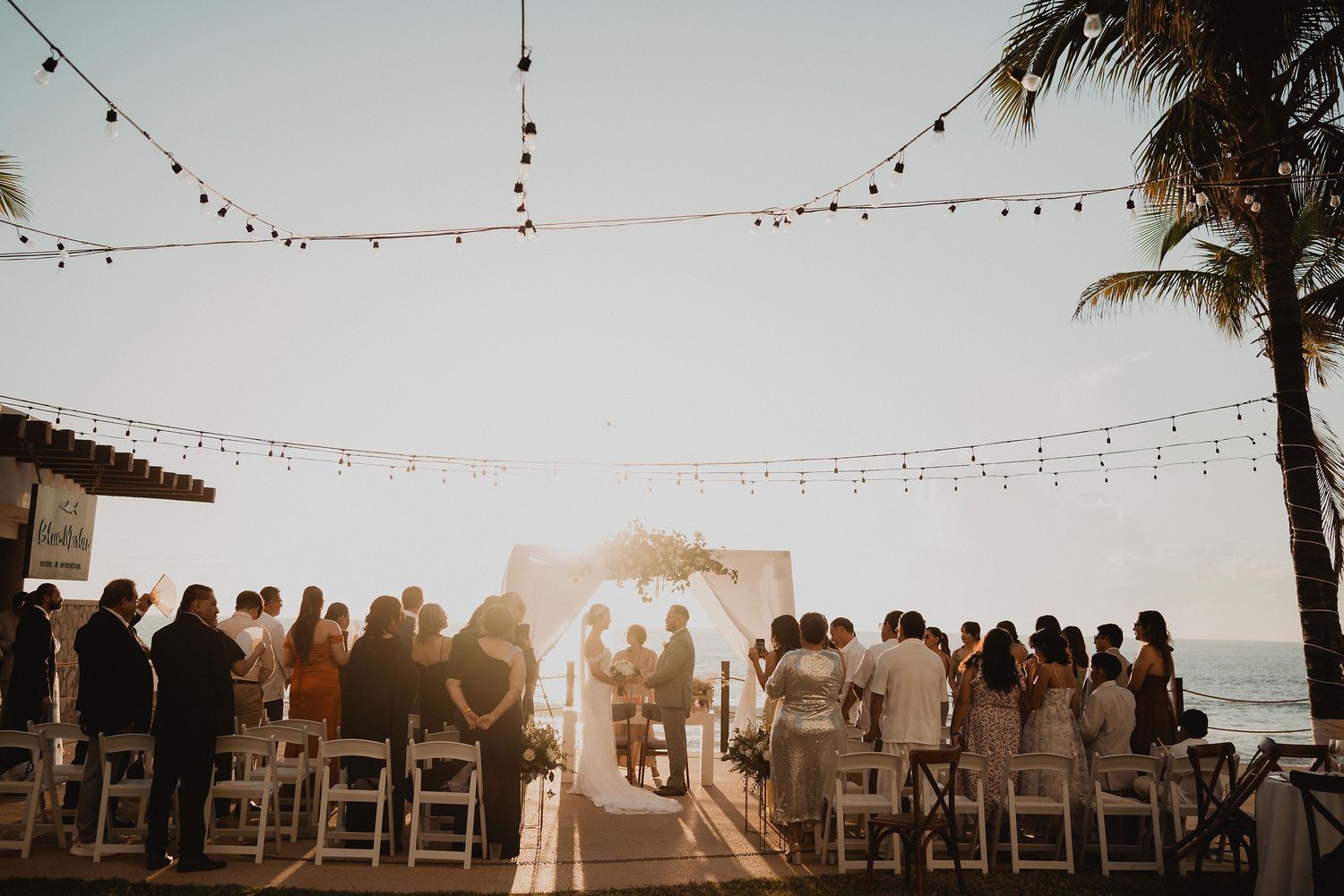 Ceremonia de boda frente al mar en Mazatlán.