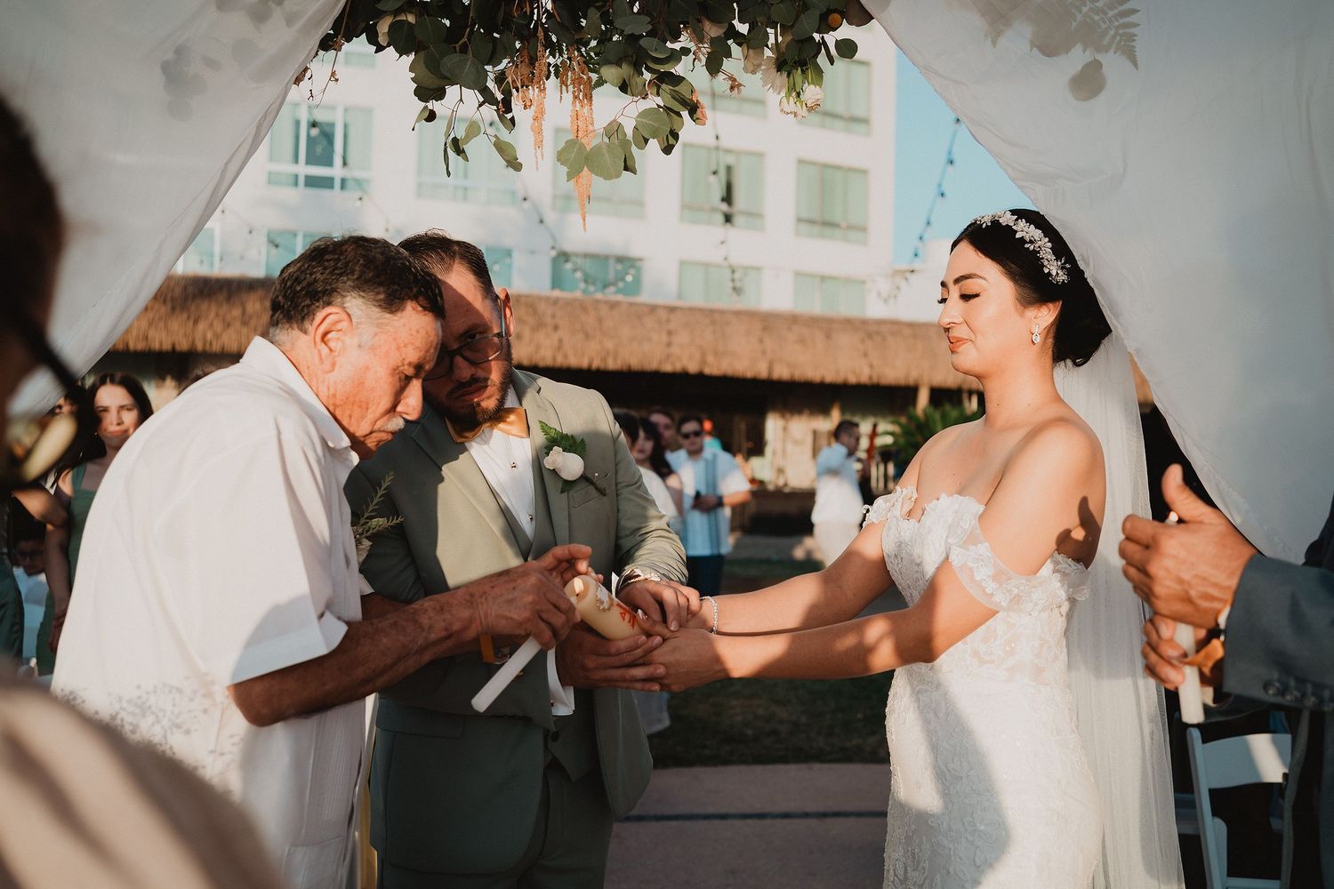 Pareja compartiendo un momento durante su ceremonia de boda.