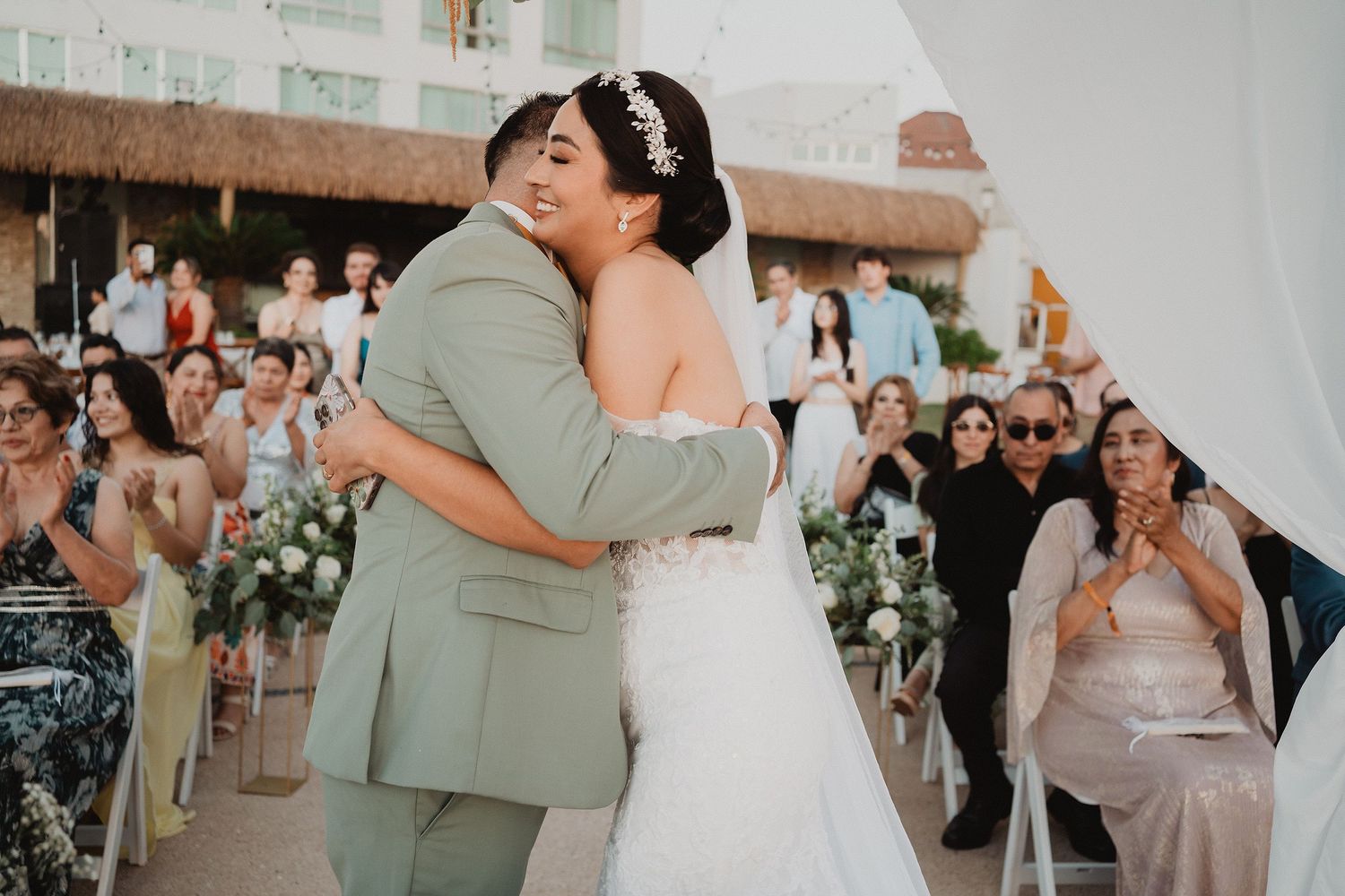 Abrazo durante una ceremonia de boda frente al mar.