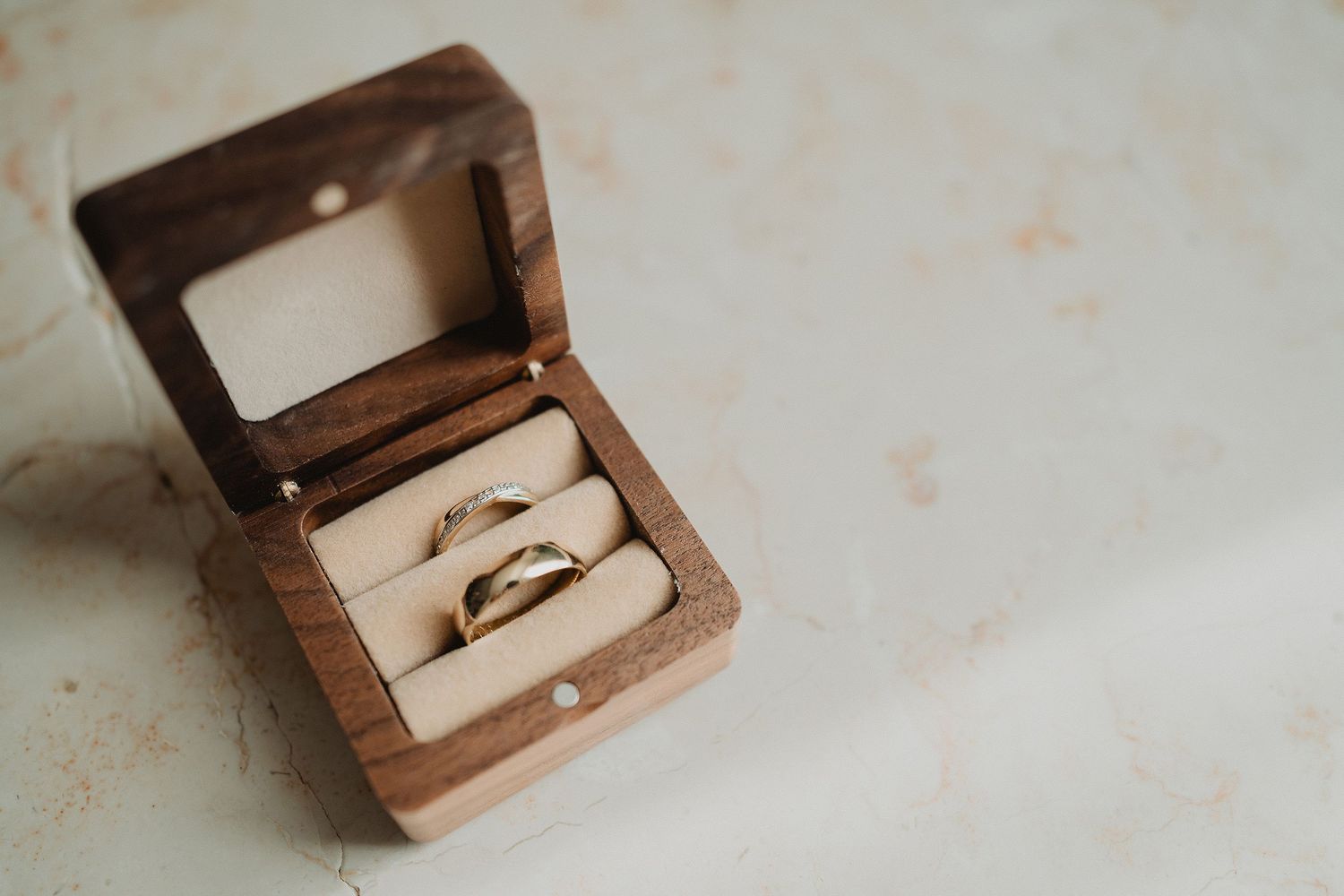 Anillos de boda fotografiados durante los preparativos.
