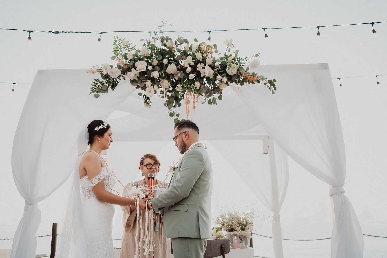 Pareja durante su ceremonia holística en el jardín de Park Royal Mazatlán.