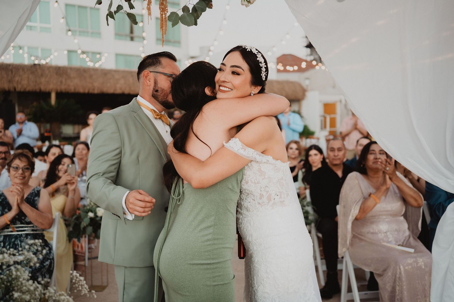 Momento emotivo durante la ceremonia de boda.
