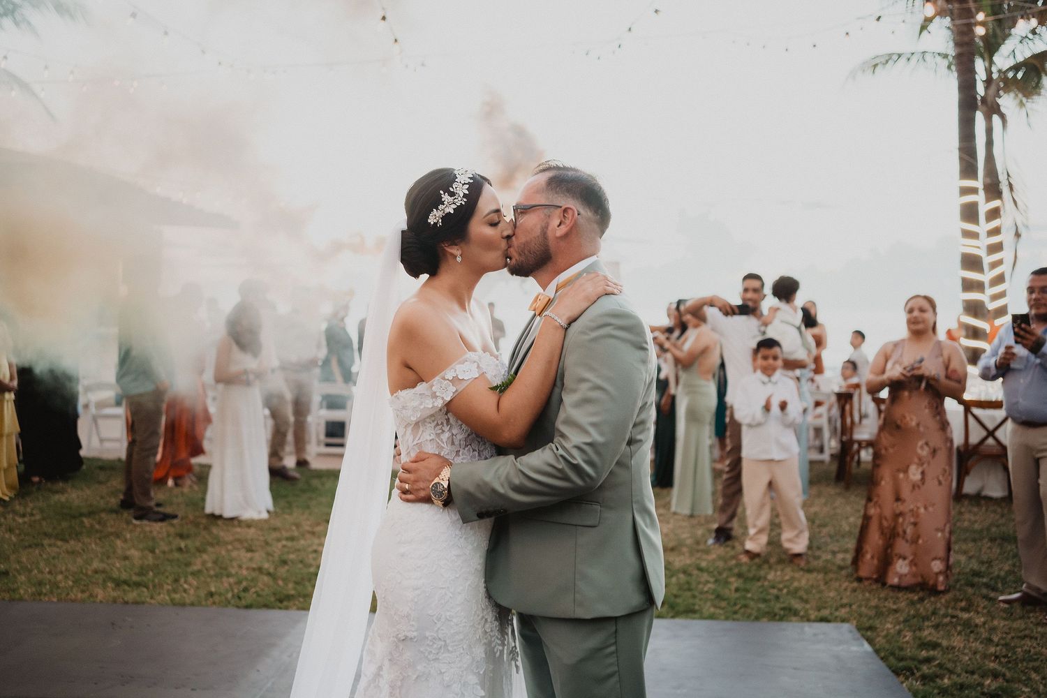 Novios besándose después de su ceremonia de boda.