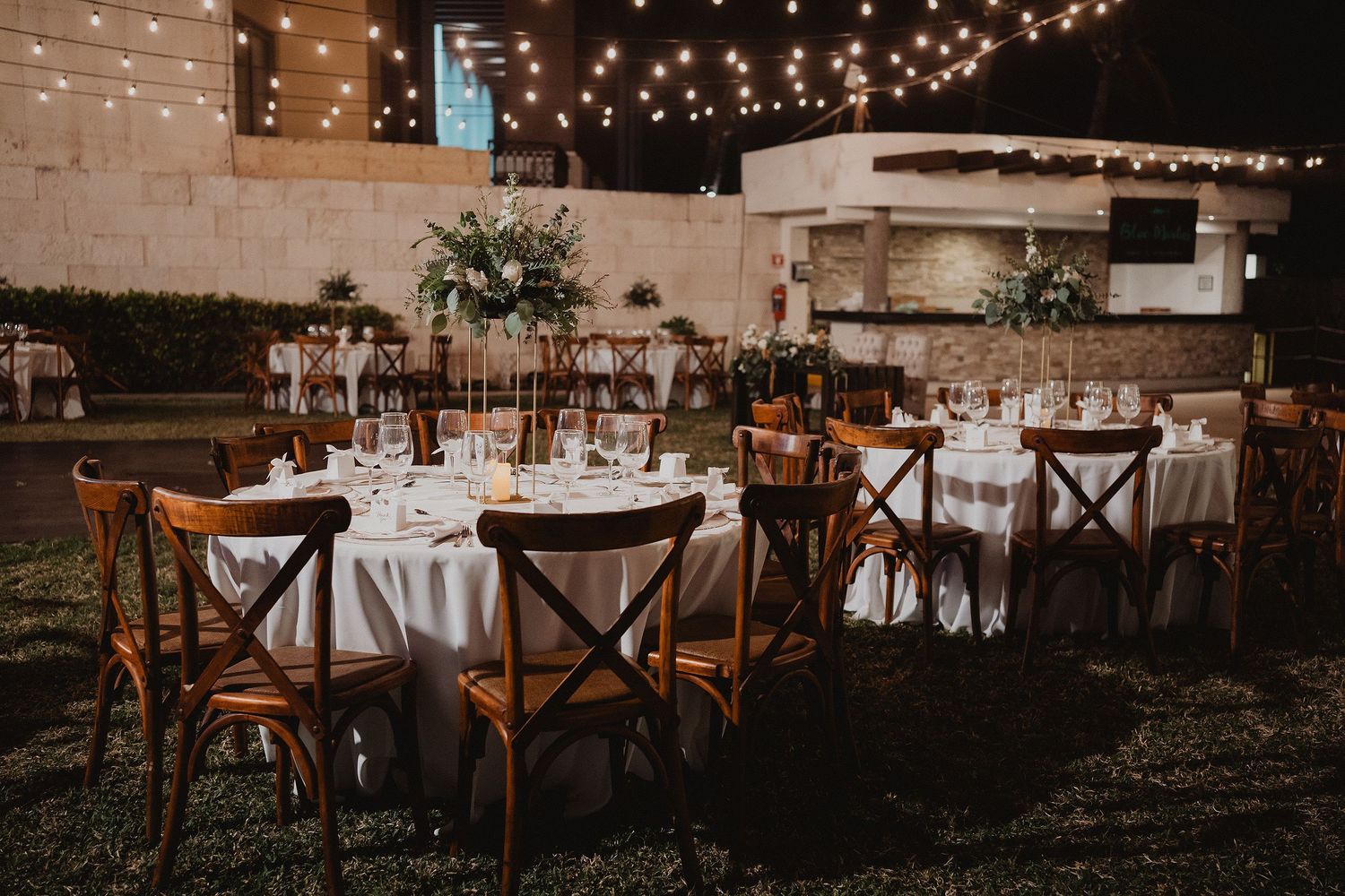 Recepción de boda al aire libre de noche en Park Royal Mazatlán.