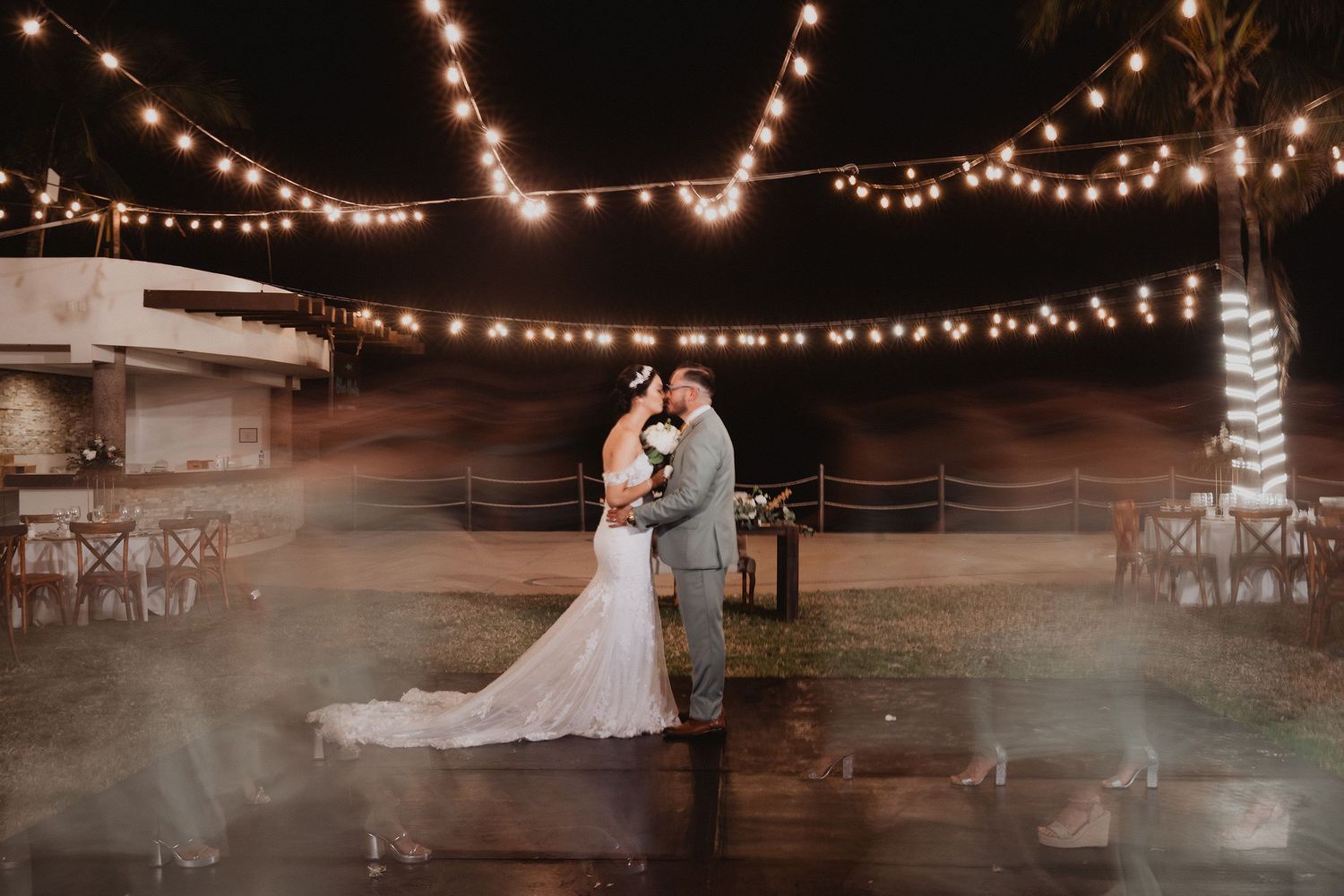 Novios bajo las luces de su recepción de boda en Mazatlán.