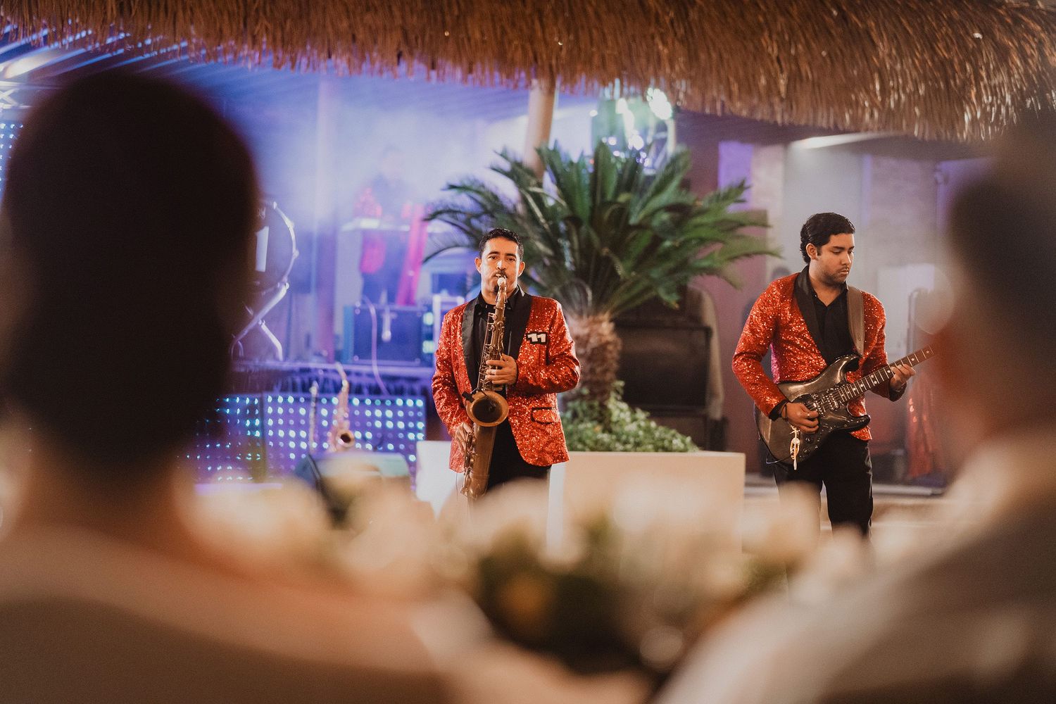 Banda tocando música en vivo durante una recepción de boda.