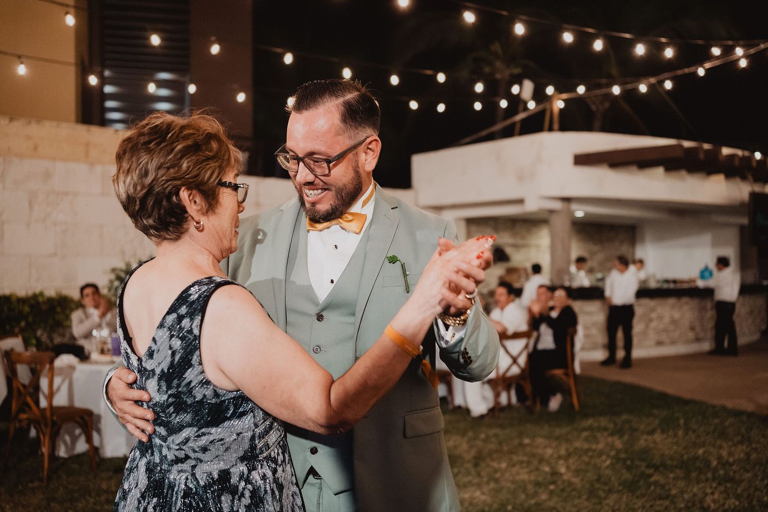Novio bailando durante la recepción de la boda.