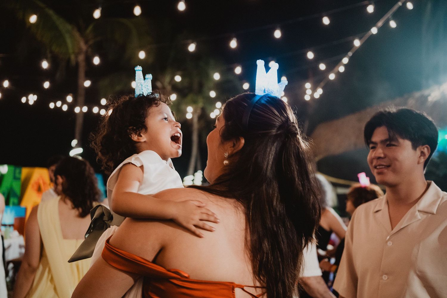Risas y momentos espontáneos durante una fiesta de boda.