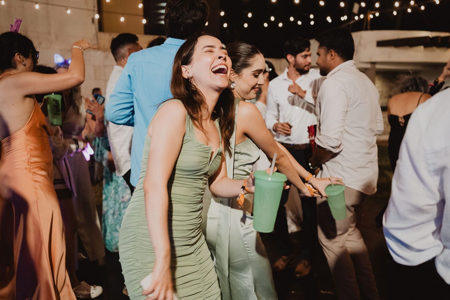 Invitadas disfrutando de un momento espontáneo durante la fiesta.