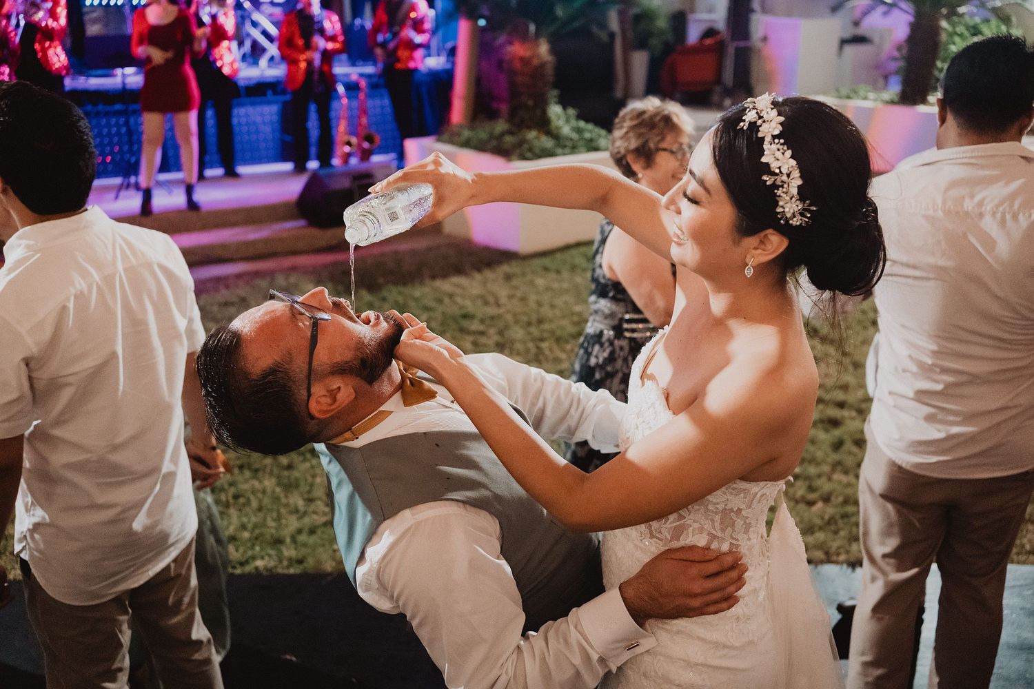 Invitados celebrando durante una boda en Park Royal Mazatlán.