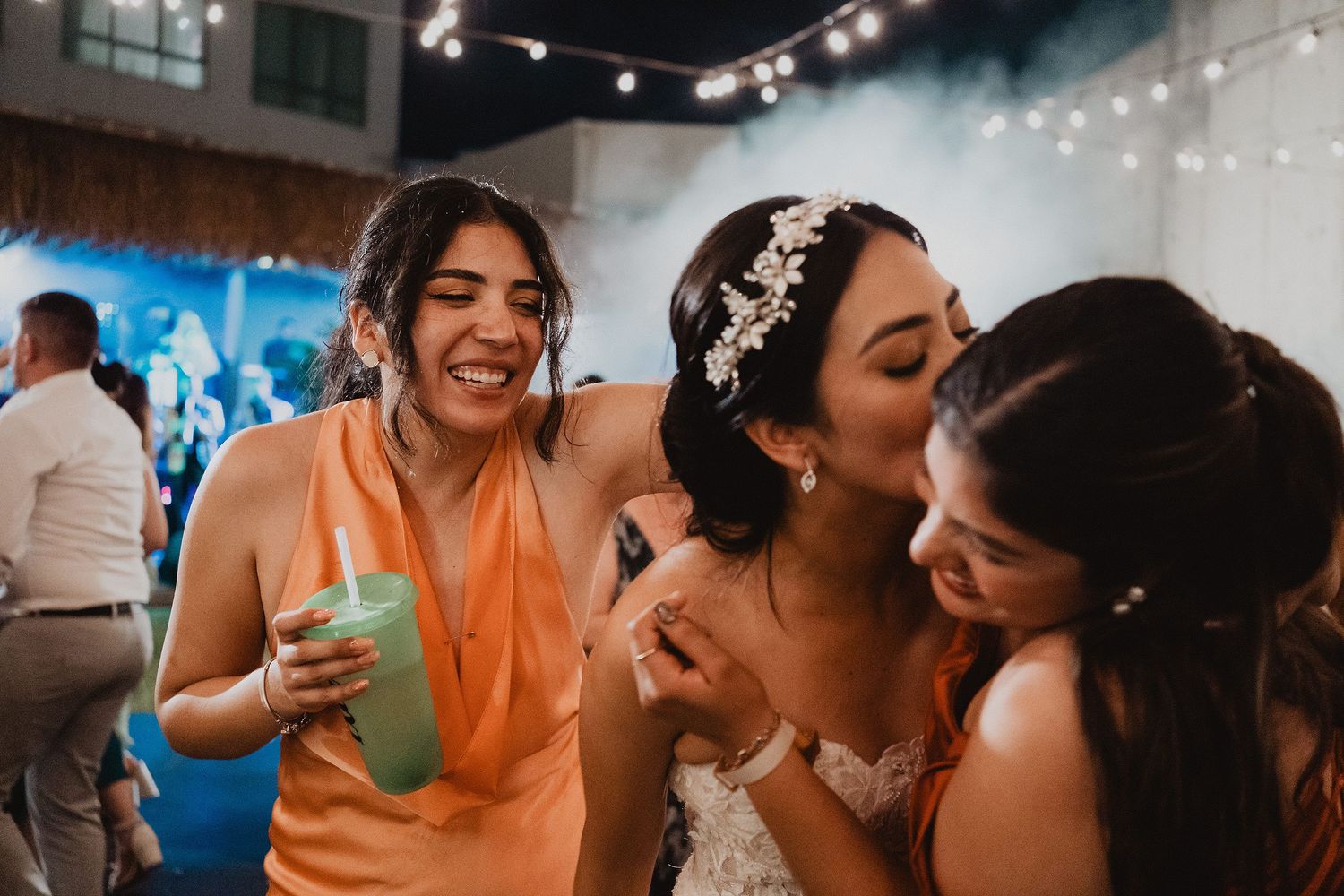 Novia compartiendo un momento divertido con sus amigas durante la fiesta.