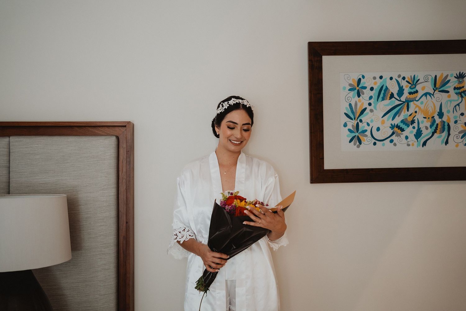 Novia con su ramo durante los preparativos de la boda.