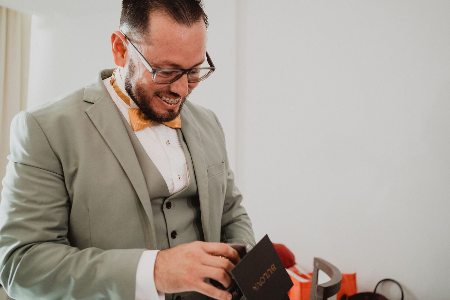 Novio riendo mientras se prepara antes de la ceremonia.