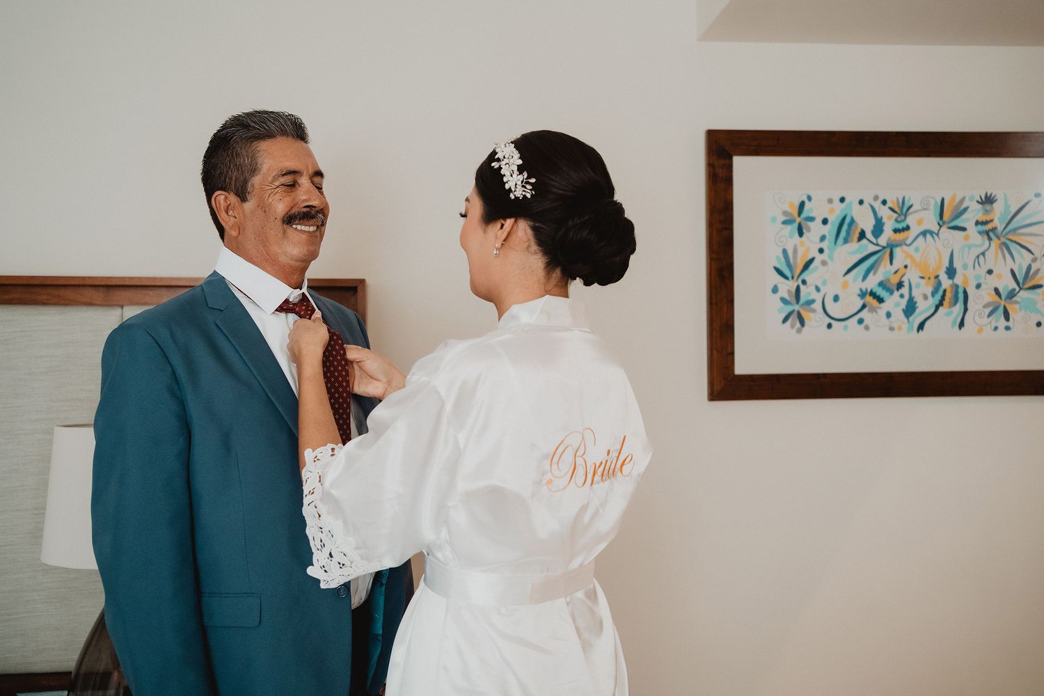 Novia junto a su papá antes de la ceremonia.