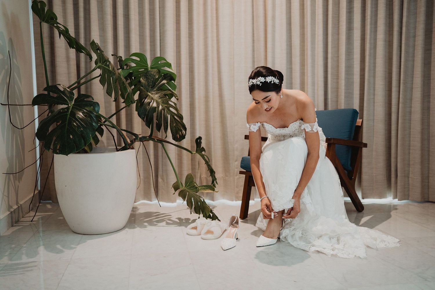 Novia poniéndose los zapatos durante los preparativos.