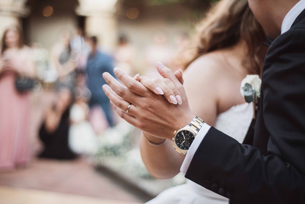 Detalle de manos al bailar en su boda en Antigua Guatemala