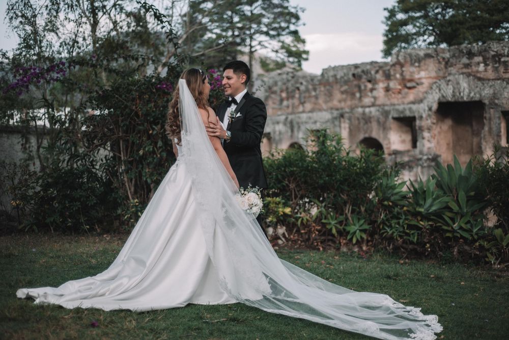 Novios en ruinas de Antigua Guatemala