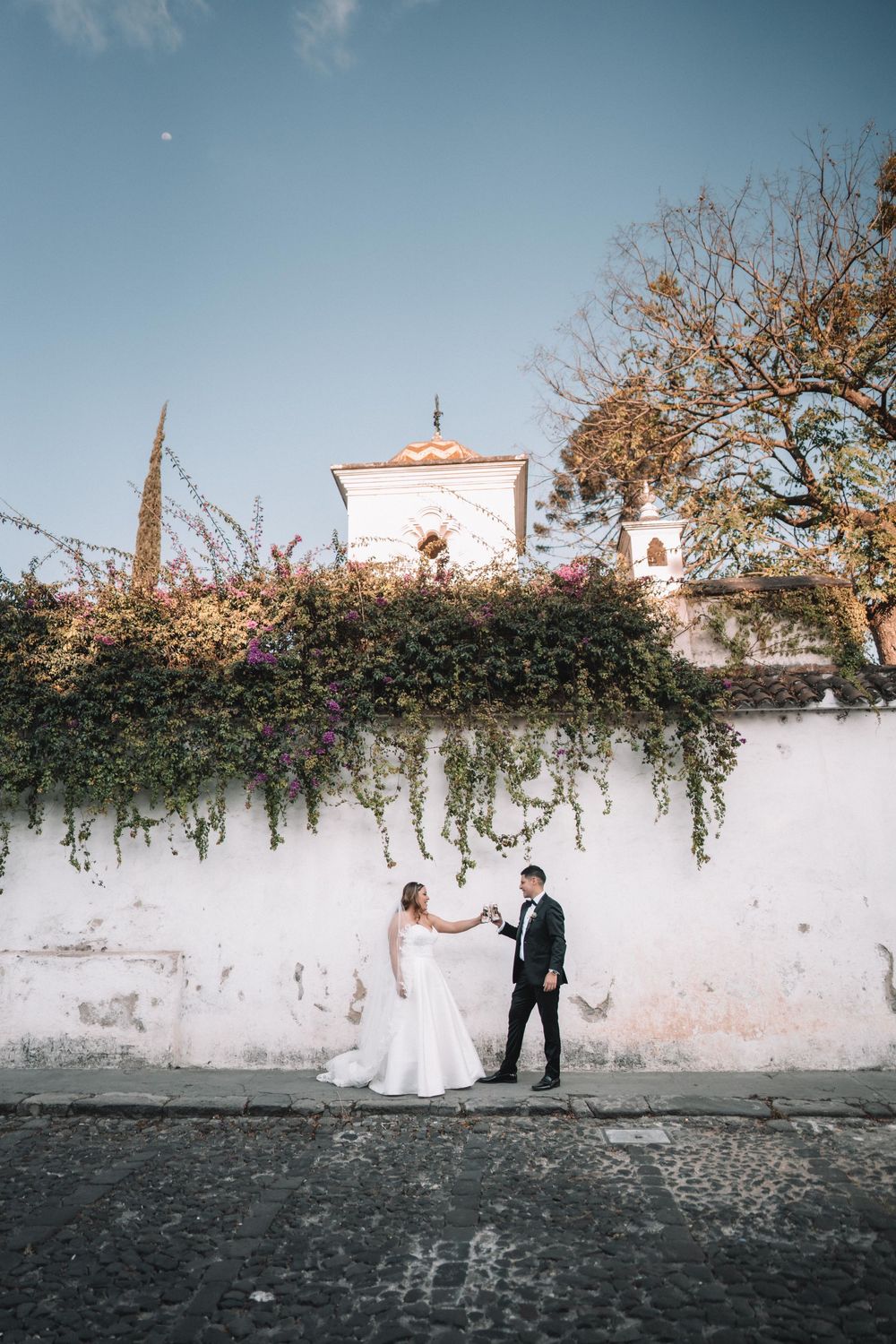 Novios en ruinas de Antigua Guatemala