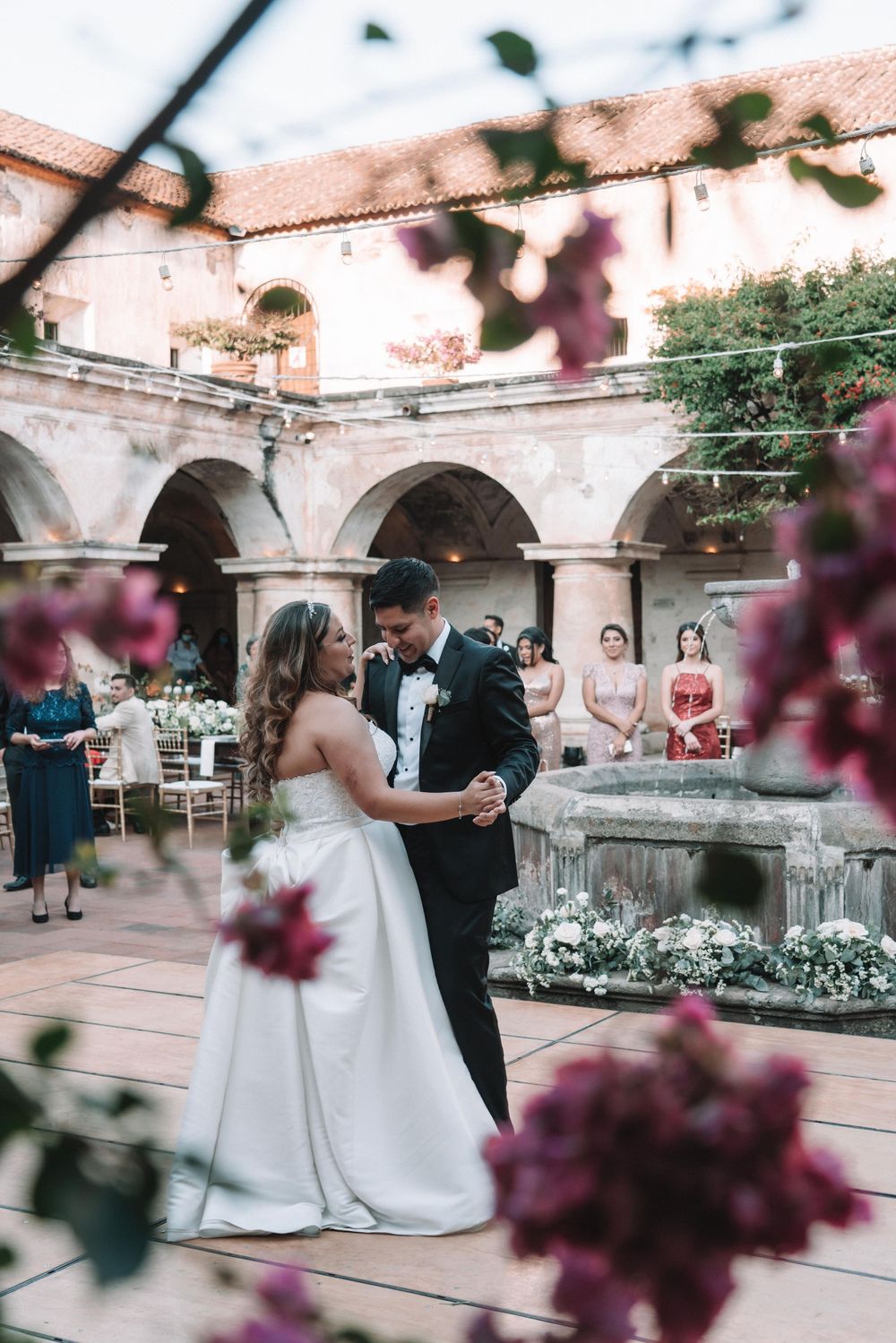 Novios en ruinas de Antigua Guatemala
