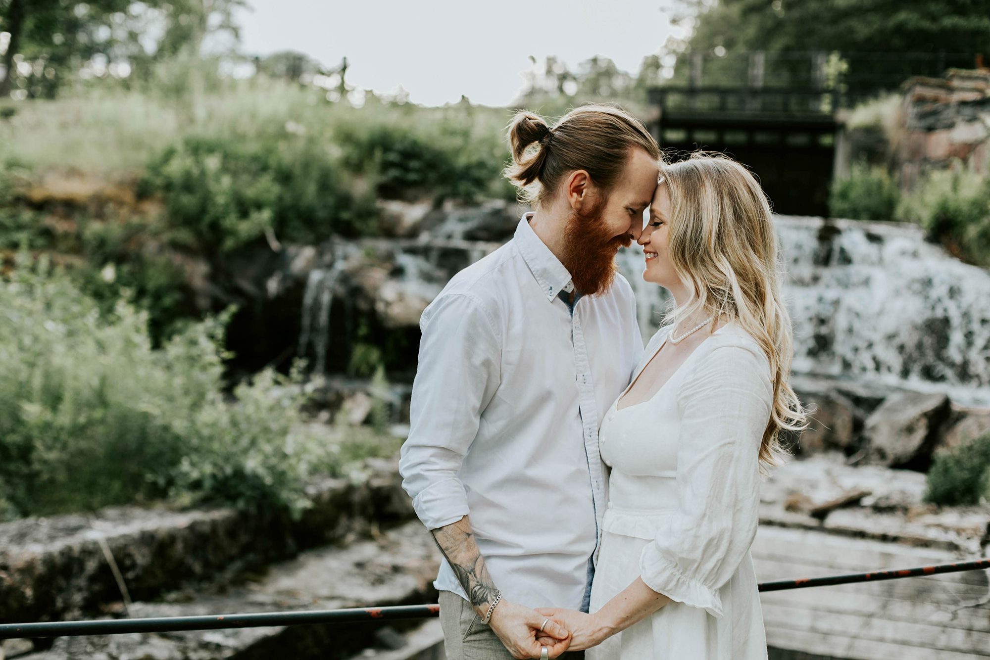 Kärleksfotografering i Borgvik med Julia och Martin. Borgvik utanför Karlstad. fotograf Rebecca Nordin.
