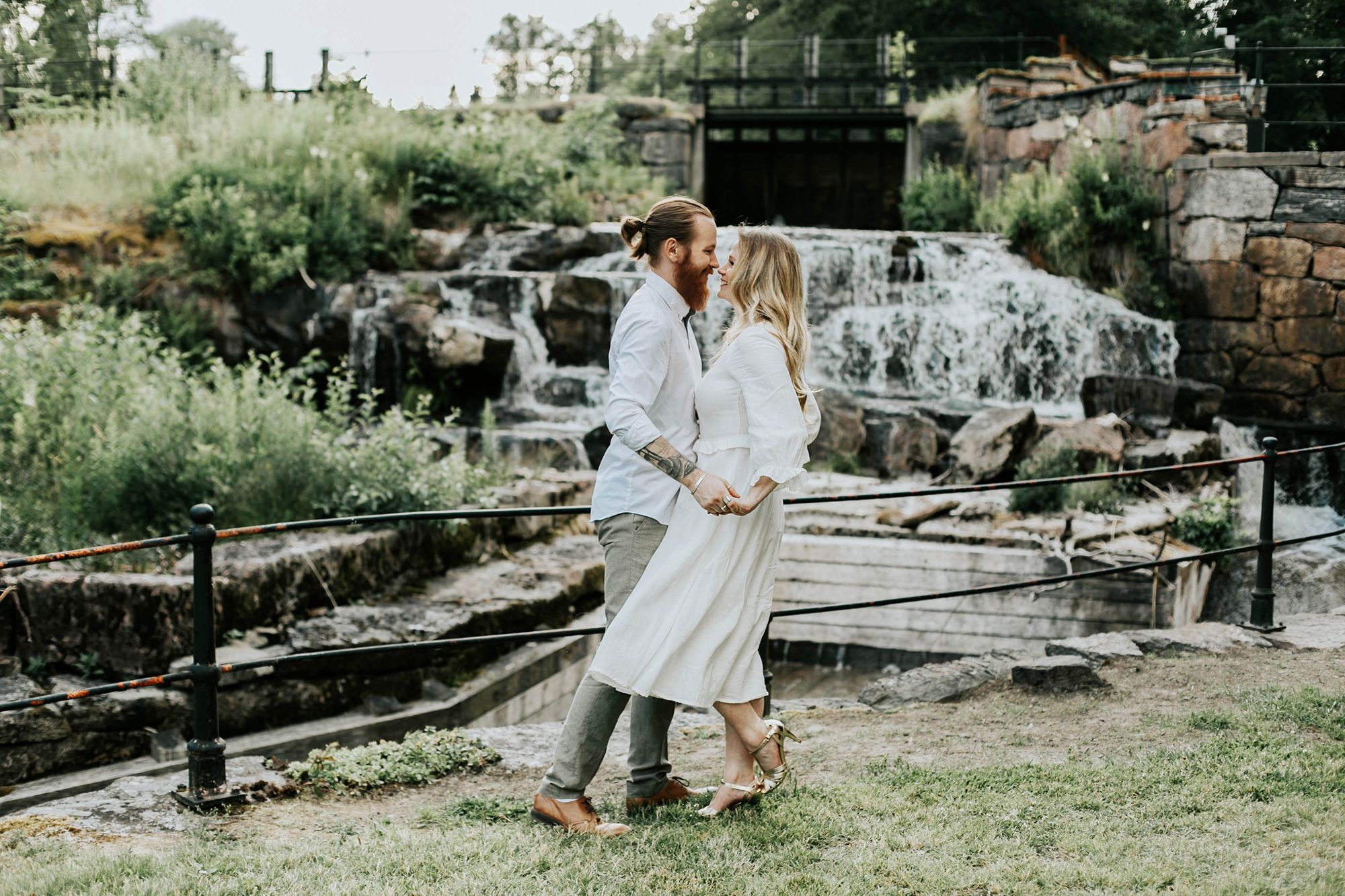 Kärleksfotografering i Borgvik med Julia och Martin. Borgvik utanför Karlstad. fotograf Rebecca Nordin.