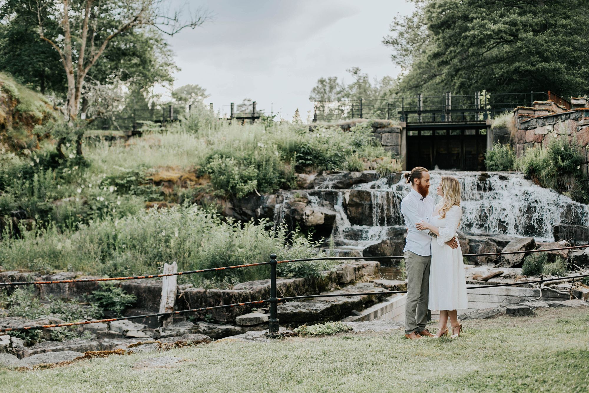 Kärleksfotografering i Borgvik med Julia och Martin. Borgvik utanför Karlstad. fotograf Rebecca Nordin. Kvarnen.